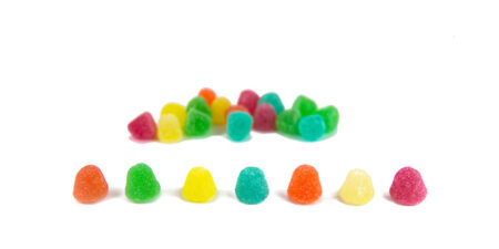 Pequeñas y vibrantes gomitas con forma de lágrima